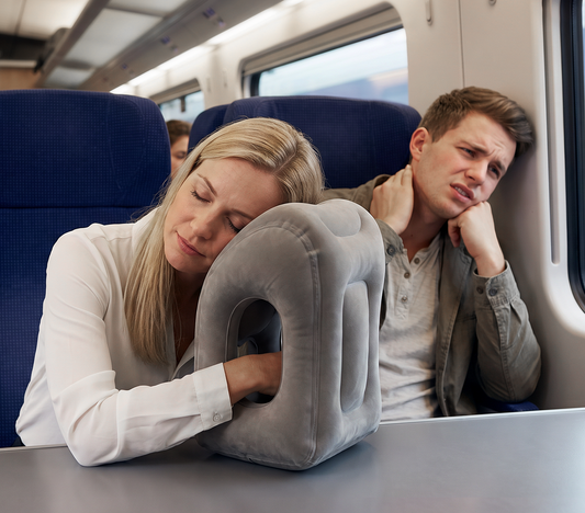 VaraLiving™ Oppustelig Ergonomisk Rejsepude – 360° Hovedstøtte og 45° Vinkel til Fly, Tog og Kontor